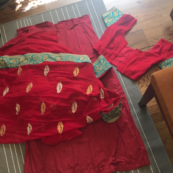 Last chance!! Gorgeous red sari from India - Picture 3 of 3